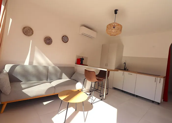 Le Finosello - T2 Cosy Sur Avec Clim, Wifi & Parking - Proche Port & Aeroport *